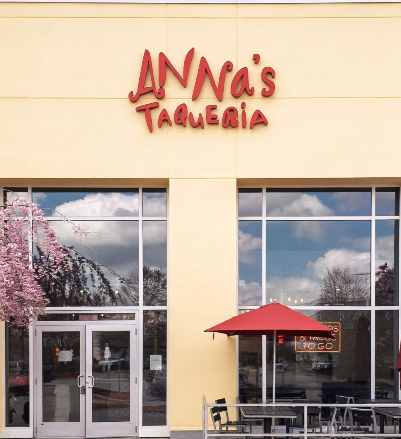 Exterior shot of the Anna's Taqueria Natick location