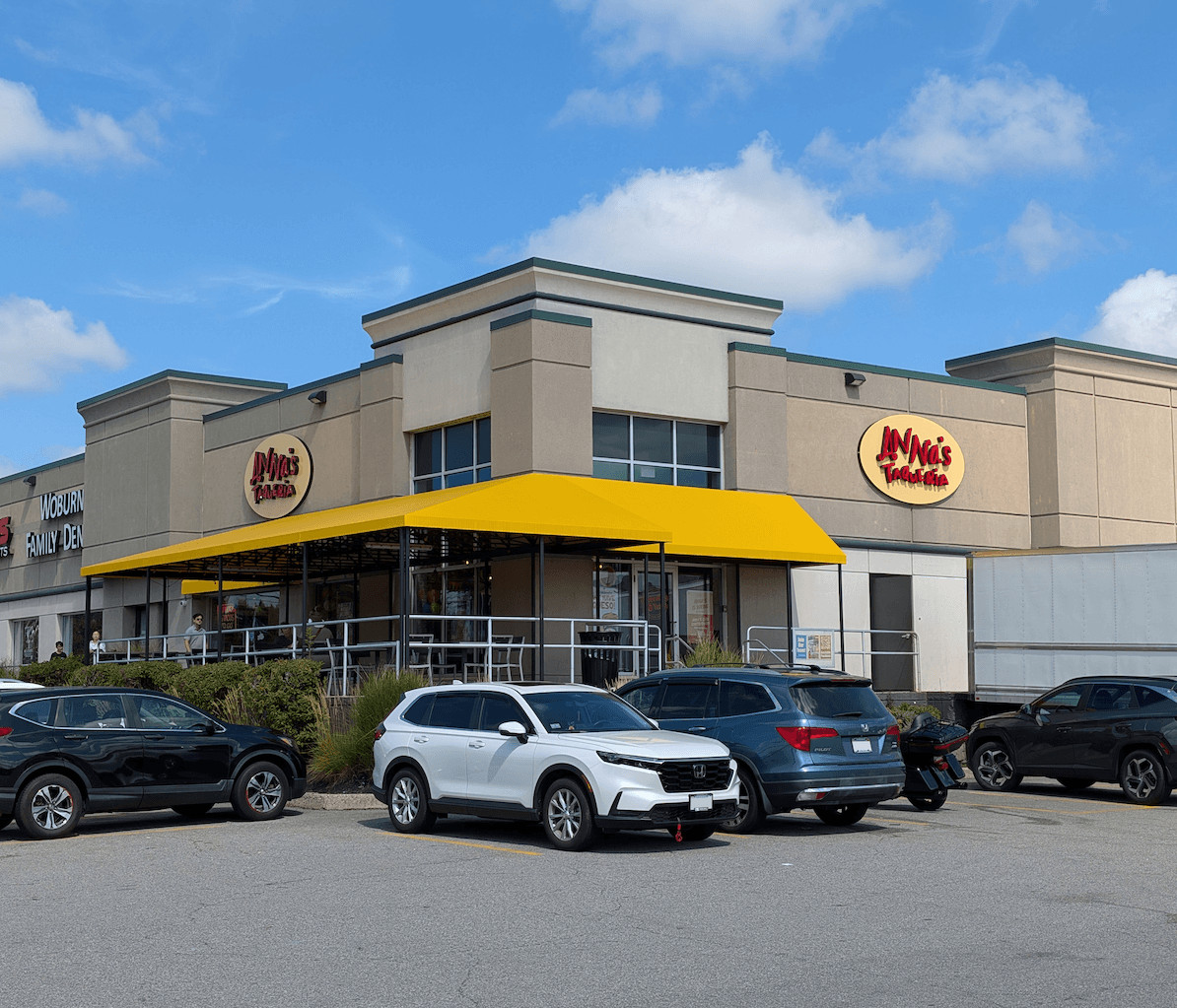 Exterior shot of the Anna's Taqueria Woburn location